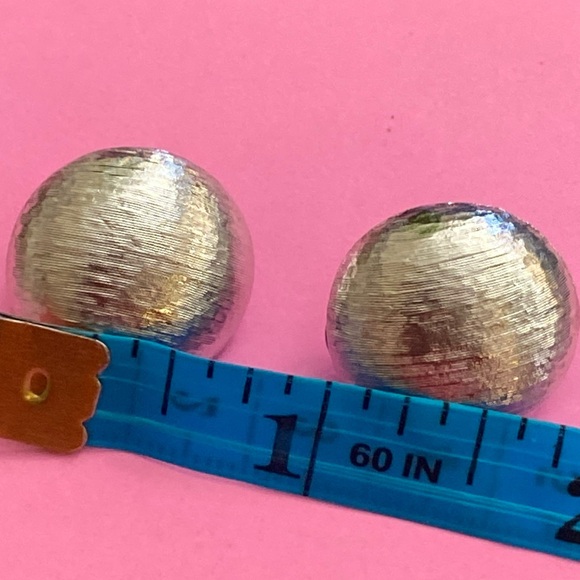 Vintage 80s SIGNED MONET SILVER BUTTON CLIP ONS - Picture 4 of 4